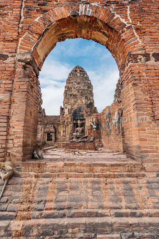 Phra Prang Sam Yot寺庙位于泰国华富里